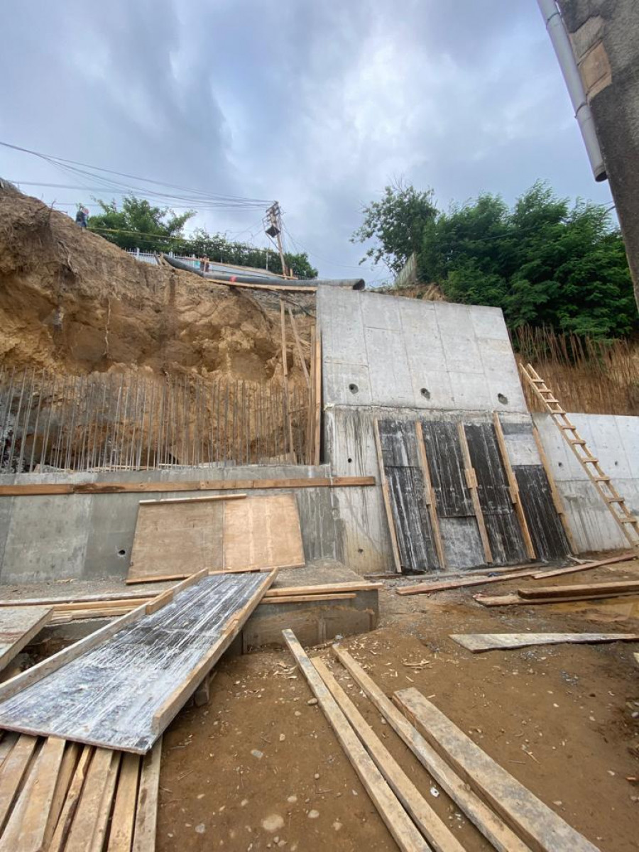 Construction of a concrete wall at 19 Kikvidze street, Kutaisi